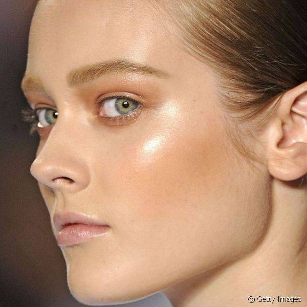 A sombra dourada deixa o seu look ainda mais elegante e glamouroso (Foto: Getty Images)
